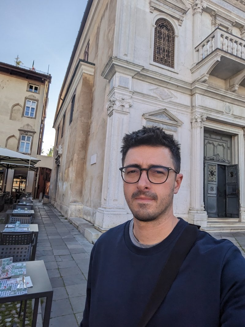 Pixel 7a, un selfie con la camera frontale Pixel 7a, un selfie con la camera frontale