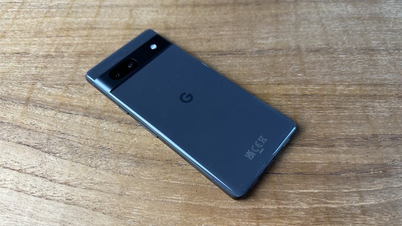 Pixel 7a ha un design che cambia molto poco rispetto alla serie 6 Pixel 7a ha un design che cambia molto poco rispetto alla serie 6