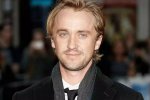 Hogwarts Legacy: l'attore di Draco Malfoy torna a scuola per giocare la quest di Sebastian Sallow - Notizia