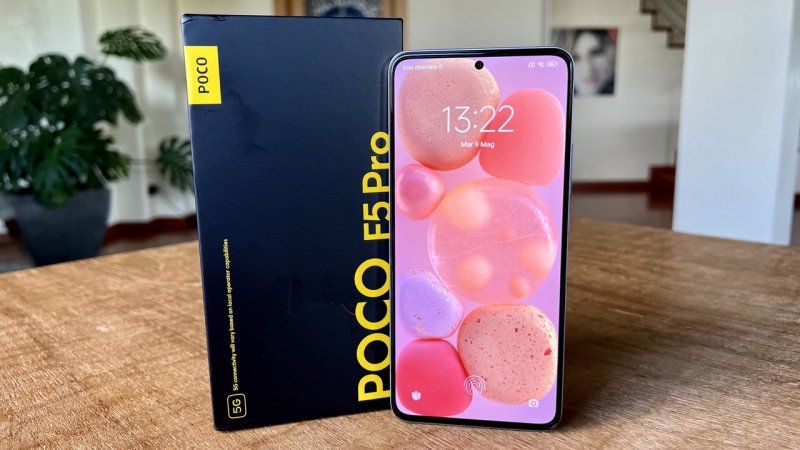 POCO F5 Pro è il nuovo smartphone medio gamma dell'azienda gemella di Xiaomi