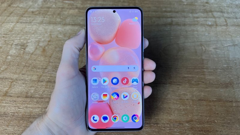 Lo schermo di POCO F5 Pro è piatto e circondato da cornici abbastanza sottili