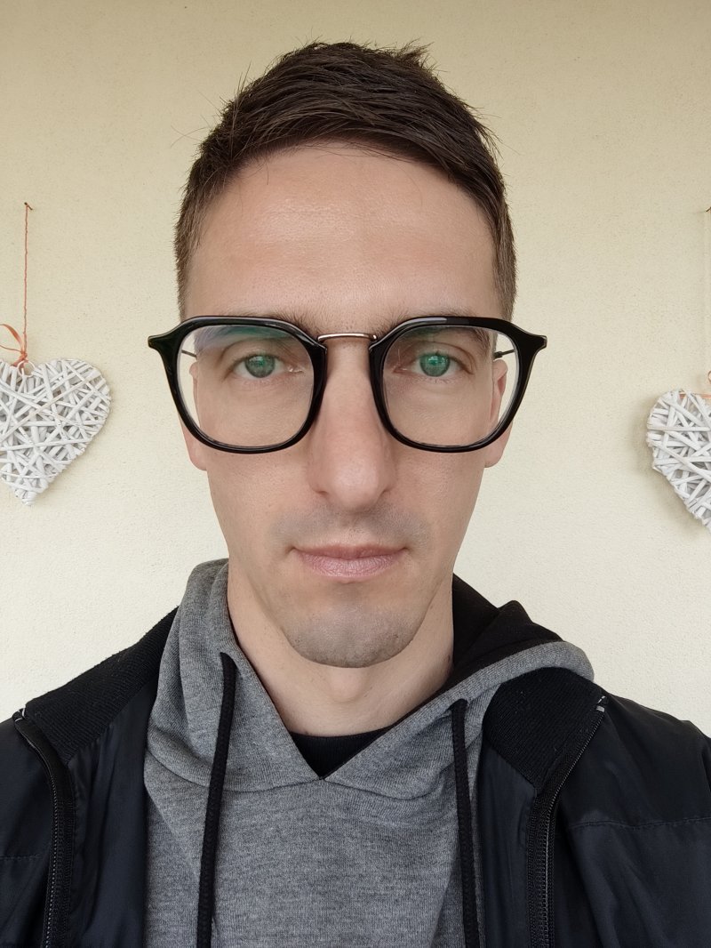 Un selfie con la fotocamera frontale di POCO F5 Pro