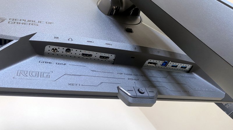 La connectivité de l'ASUS ROG Swift OLED PG27AQDM est l'un des aspects les moins excitants de ce moniteur