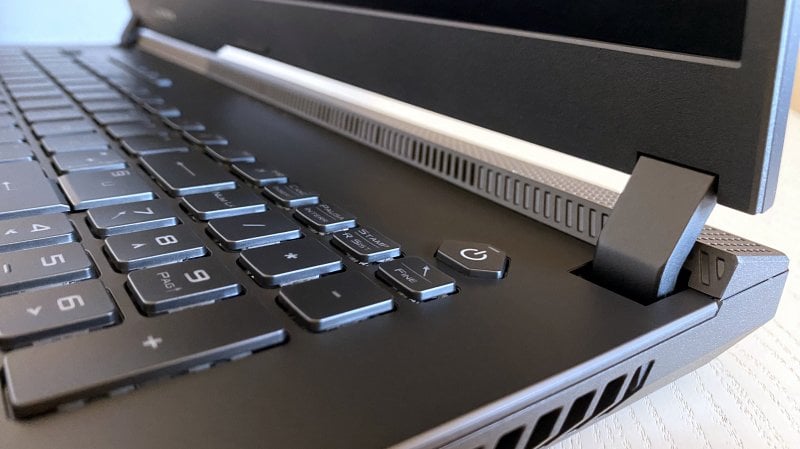 Le clavier ASUS ROG Strix Scar 17 contribue à la dissipation sans jamais devenir particulièrement chaud