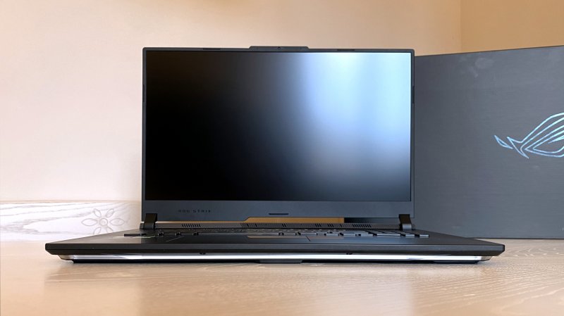Le ASUS ROG Strix Scar 17 arrivé dans la salle de presse est le modèle haut de gamme avec NVIDIA GeForce RTX 4090 Laptop et AMD Ryzen 9 7945HX.