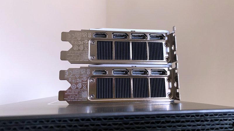 Une autre image de comparaison entre la NVIDIA GeForce RTX 4060 Ti Founders Edition et la NVIDIA GeForce RTX 4070 Founders Edition.