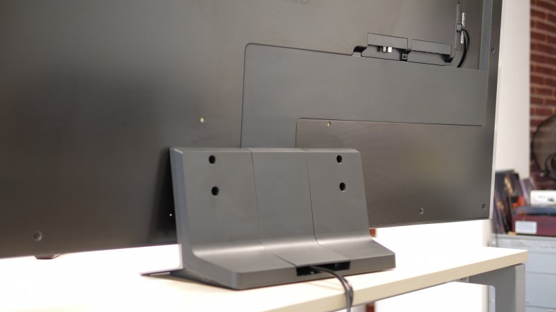Lo stand di LG G3, venduto separatamente, è lo stesso della serie G2 e si integra perfettamente al cable management del TV Lo stand di LG G3, venduto separatamente, è lo stesso della serie G2 e si integra perfettamente al cable management del TV