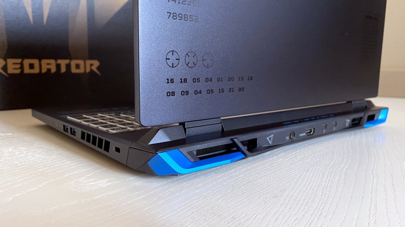 Bocchette di scarico in stile fuoriserie e misteriosi codici sono gli elementi di spicco dell'estetica dell'ACER Predator Helios Neo 16