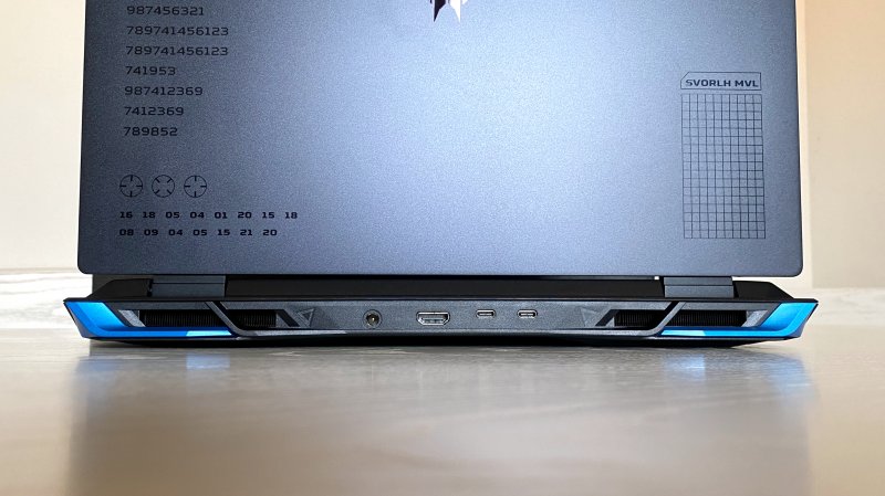 L'ACER Predator Helios Neo 16 in modalità prestazioni non è di certo silenzioso, ma nemmeno particolarmente rumoroso in relazione a temperature decisamente buone per un processore Intel da 16 core