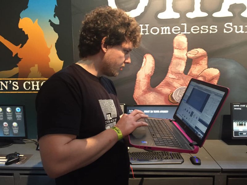 Danny con il laptop usato per lo sviluppo di CHANGE: a Homeless Survival Experience