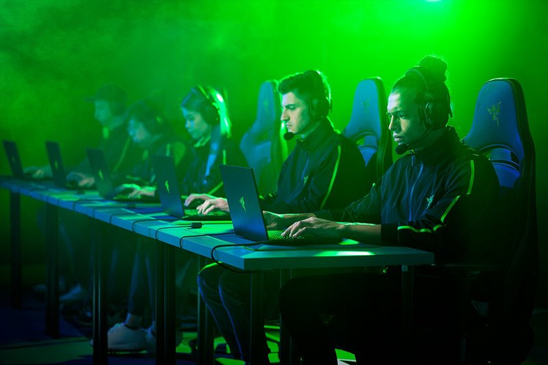 Ecco un'immagine che mostra come sono le Razer BlackShark V2 Pro una volta indossate