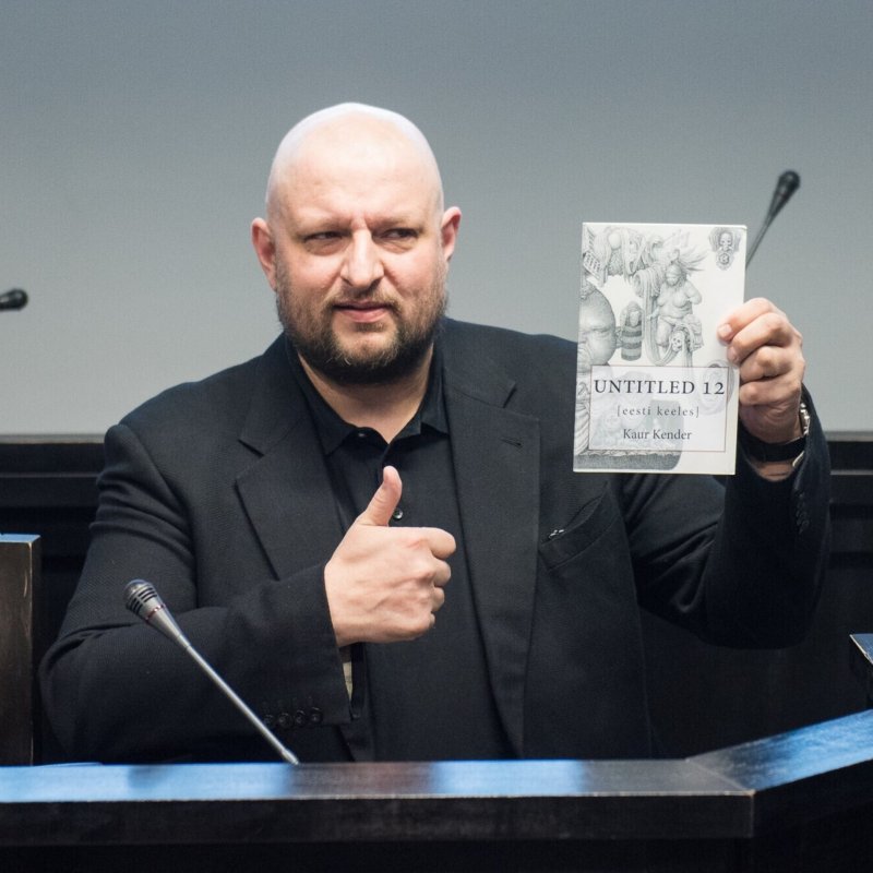 Kender con il suo controverso libro Kender con il suo controverso libro