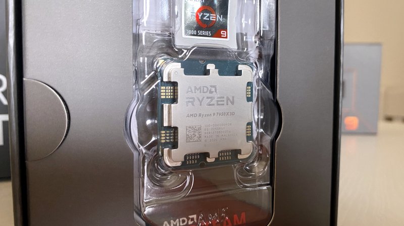 L'AMD Ryzen 9 7950X3D avec sa boîte, identique à celle de l'AMD Ryzen 9 7950X.