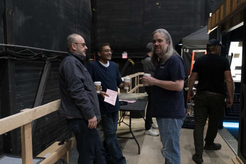 Da sinistra:  Lewin Webb (supervisore alla produzione), Naren Shankar (showrunner) e Ty Franck (scrittore) sul set di The Expanse. Fonte Houston Chronicle