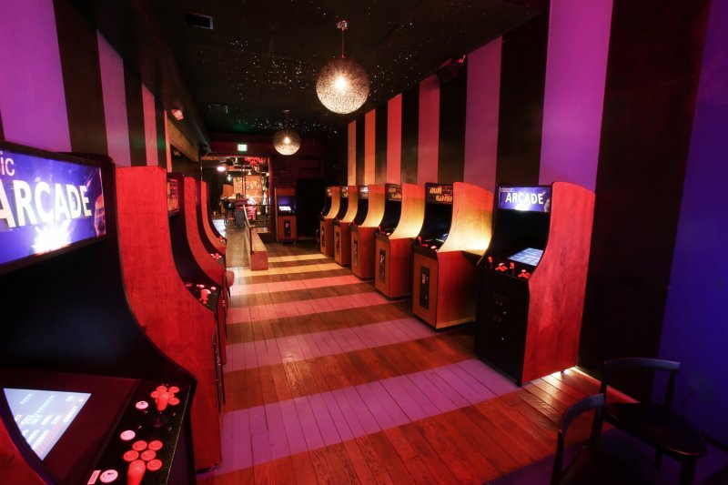 Due file di cabinati arcade nel retro del The One Up