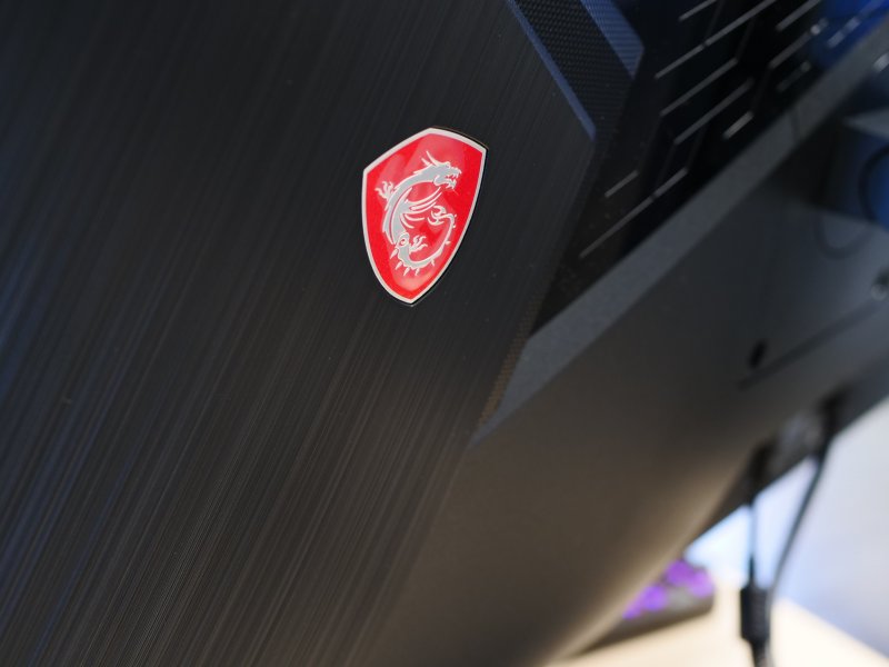 Un dettaglio del logo posteriore del Monitor MSI Optix MAG281URF