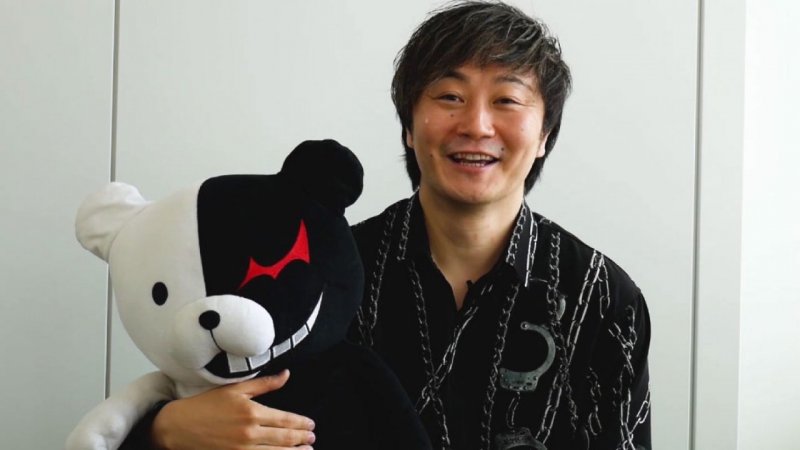 Kazutaka Kodaka insieme alla celebre mascotte di Danganronpa