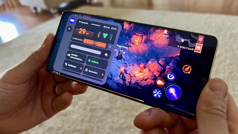 Diablo Immortal en action sur Realme 11 Pro+ avec le menu latéral du jeu.