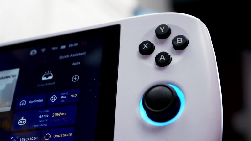 Ayaneo Air Plus utilizza la tecnologia Hall Effect per gli stick analogici, cosa che dovrebbe prevenire problemi di drifting Ayaneo Air Plus utilizza la tecnologia Hall Effect per gli stick analogici, cosa che dovrebbe prevenire problemi di drifting