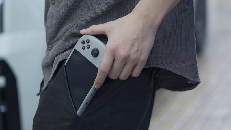 Ayaneo Air Plus non è esattamente una console 'tascabile', a meno di non avere delle tasche molto, molto, MOLTO profonde Ayaneo Air Plus non è esattamente una console 'tascabile', a meno di non avere delle tasche molto, molto, MOLTO profonde