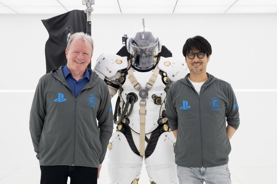 Hideo Kojima si è fatto fotografare con Jim Ryan di Sony e una felpa PlayStation