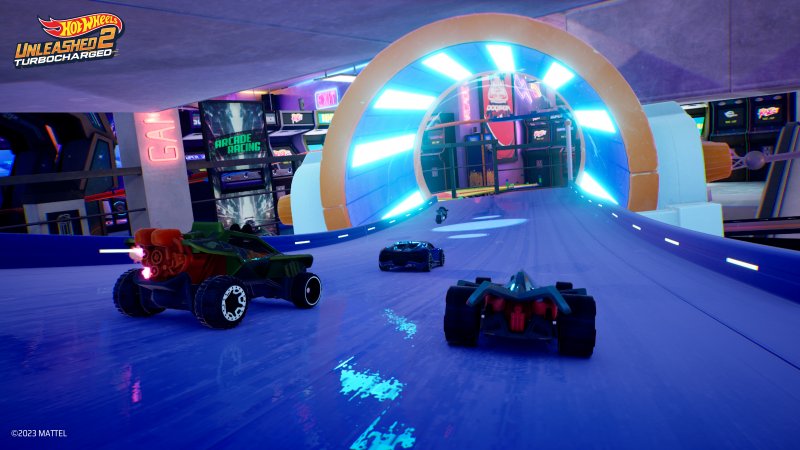 Dans Hot Wheels Unleashed 2 - Turbocharged, tu peux aussi faire la course à l'intérieur d'une salle d'arcade à l'allure futuriste
