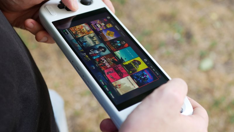 Nonostante i 400 nit non offrano la luminosità dei dispositivi più moderni, Ayaneo Air Plus è più che godibile anche all'esterno quando non illuminato direttamente dal sole Nonostante i 400 nit non offrano la luminosità dei dispositivi più moderni, Ayaneo Air Plus è più che godibile anche all'esterno quando non illuminato direttamente dal sole