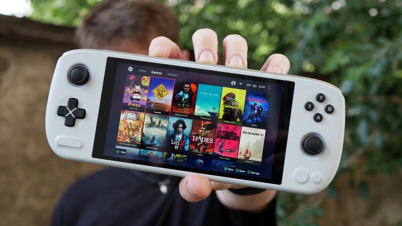 In attesa di AyaSpace 2, l'interfaccia personalizzata di Ayaneo Air Plus è appena sufficiente, anche se è un buon modo per cambiare al volo i consumi della console o accedere alla propria libreria di giochi In attesa di AyaSpace 2, l'interfaccia personalizzata di Ayaneo Air Plus è appena sufficiente, anche se è un buon modo per cambiare al volo i consumi della console o accedere alla propria libreria di giochi