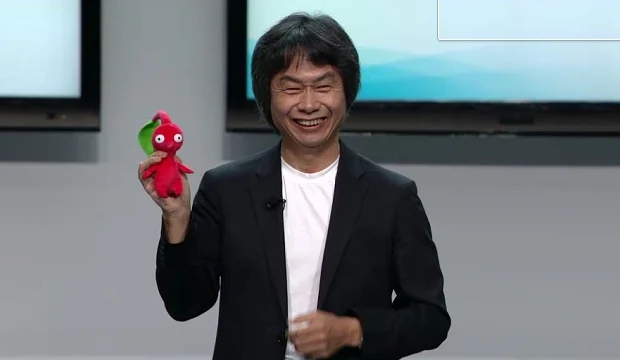Miyamoto col pupazzo di un Pikmin rosso