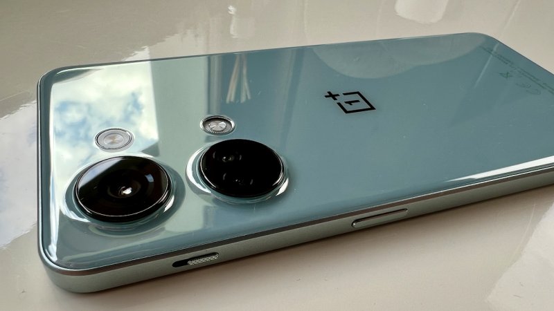 Les caméras arrière du OnePlus Nord 3 ne sont pas encadrées par un cadre comme sur ses prédécesseurs