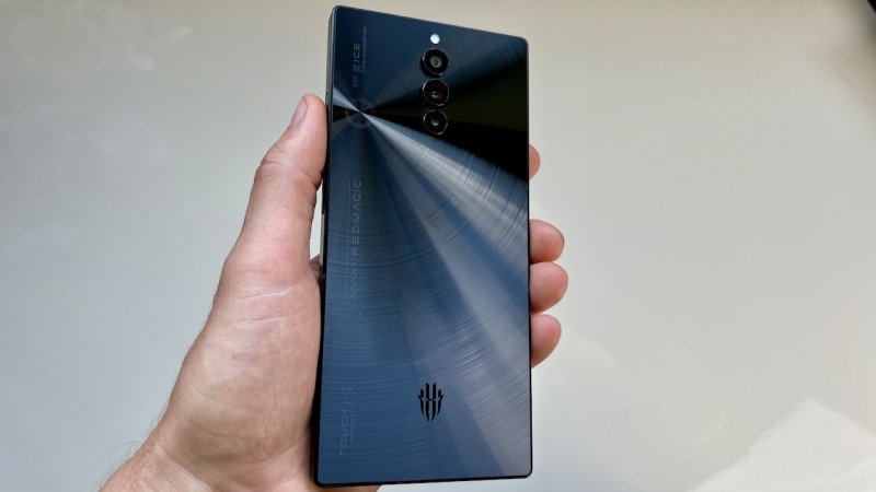 La scocca posteriore di REDMAGIC 8S Pro con la sua particolare finitura a cerchi concentrici La scocca posteriore di REDMAGIC 8S Pro con la sua particolare finitura a cerchi concentrici