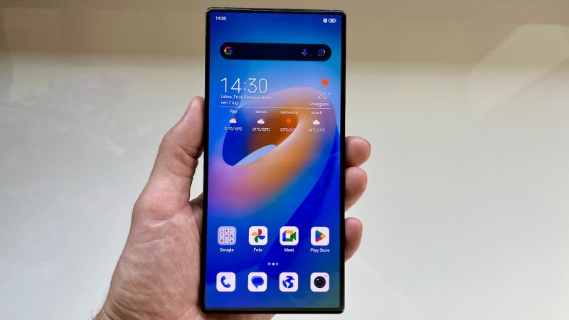 Lo schermo di REDMAGIC 8S Pro è piatto e circondato da cornici sottili Lo schermo di REDMAGIC 8S Pro è piatto e circondato da cornici sottili