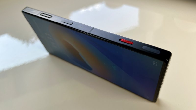 Un dettaglio del profilo destro di REDMAGIC 8S Pro, con i tasti capacitivi e lo slider rosso per la modalità Gioco Un dettaglio del profilo destro di REDMAGIC 8S Pro, con i tasti capacitivi e lo slider rosso per la modalità Gioco