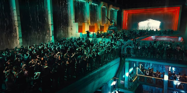 John Wick 4: il combattimento nel locale notturno non allarma nessuno dei presenti fino alla sua conclusione