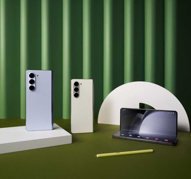 084 Galaxy Fold5 Family Icy Bluephantom Blackcream Hi