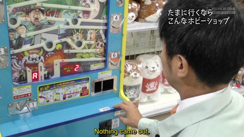 Arino gioca a una macchinetta proprio di GameCenter CX