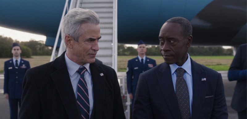 Dermot Mulroney e Don Cheadle in una scena di Secret Invasion