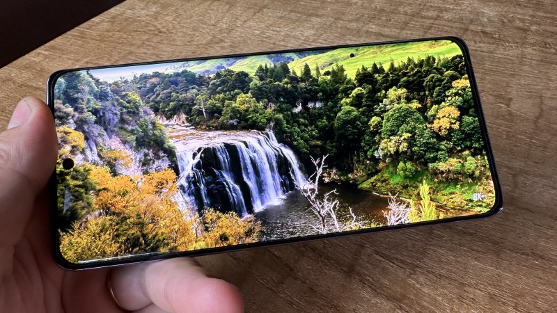 Il display di Oppo Reno 10 Pro è molto buono seppur non luminosissimo