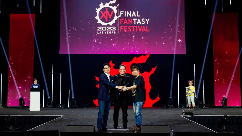 Takashi Kiryu, Phil Spencer e Naoki Yoshida sul palco del Final Fantasy 14 Fan Festival Takashi Kiryu, Phil Spencer e Naoki Yoshida sul palco del Final Fantasy 14 Fan Festival