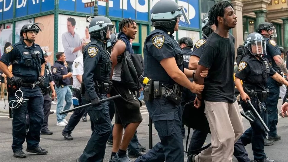 Streamer regala PS5 in piazza a New York scatenando caos e rivolte, è stato arrestato
