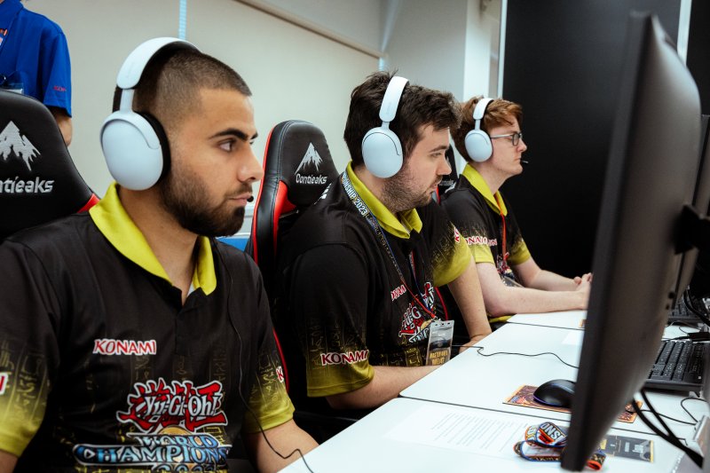 Joshua Schmidt (al centro) è il primo campione mondiale di MASTER DUEL insieme ai suoi Snipehunters e ci ha raccontato del rapporto tra professionisti e questo nuovo gioco