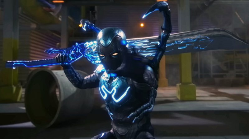 Blue Beetle con una spada