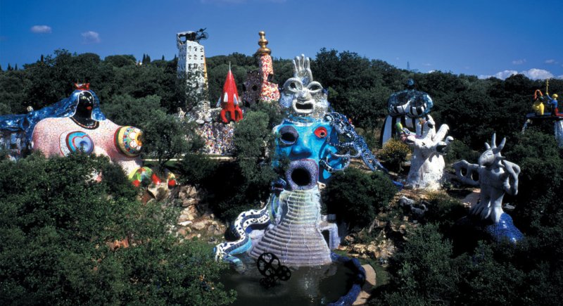 Le Jardin des Tarots de Niki de Saint Phalle contient vingt-deux statues monumentales, dont certaines sont habitables, inspirées des vingt-deux arcanes majeurs du Tarot, allant du Fou au Monde