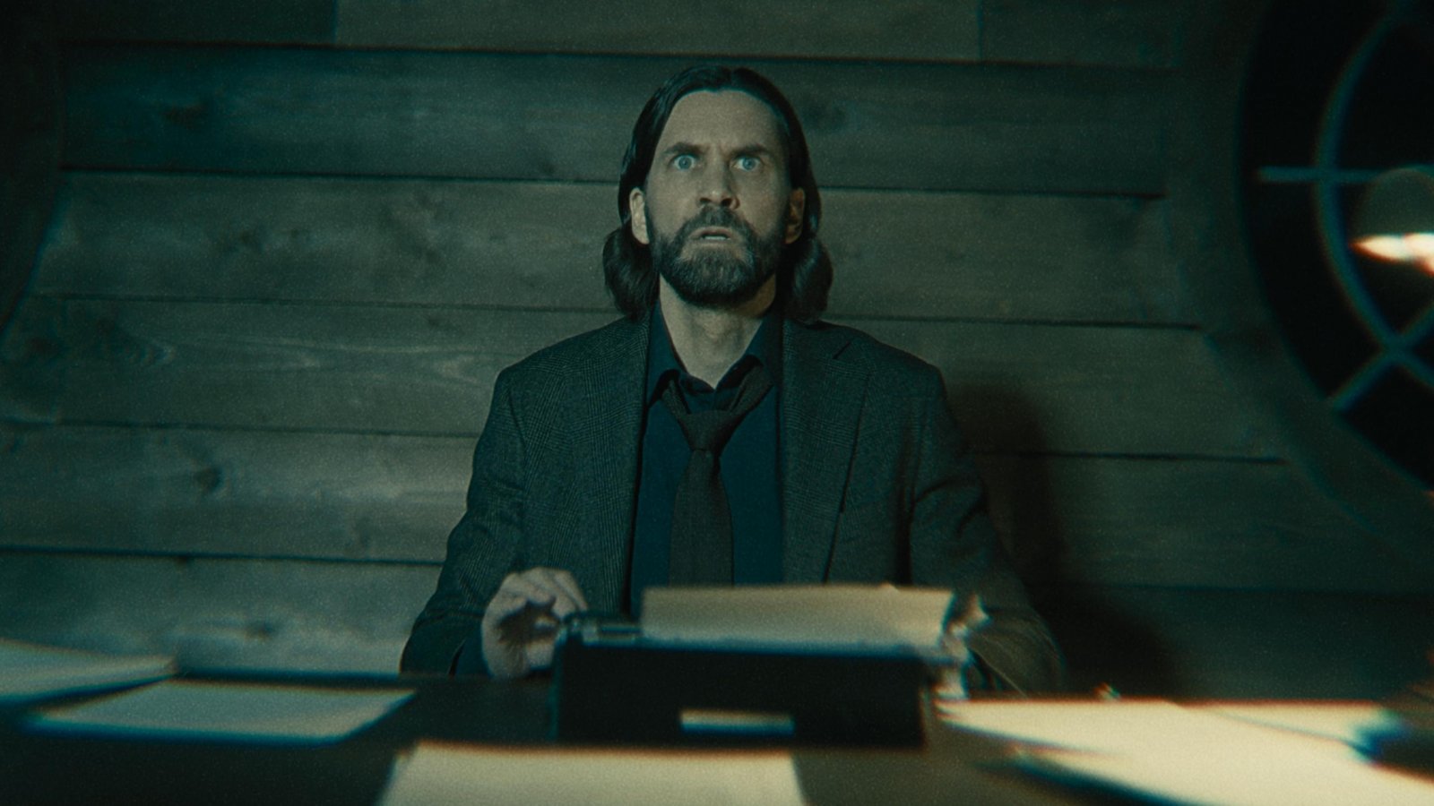 Alan Wake davanti a una macchina da scrivere in Alan Wake 2