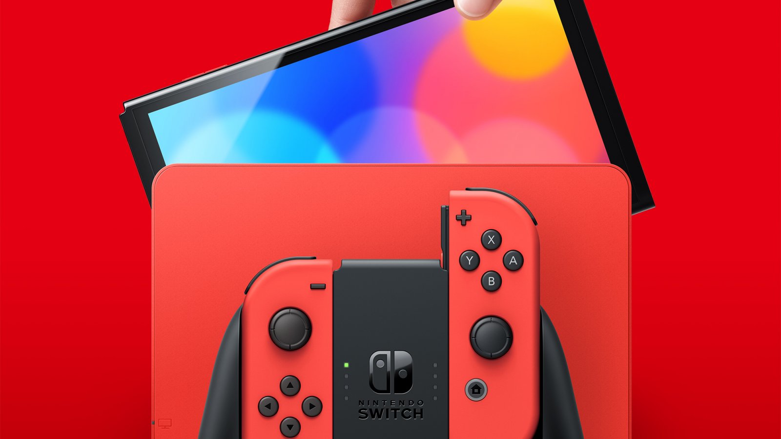 Un Nintendo Switch di colore rosso con una mano che solleva lo schermo