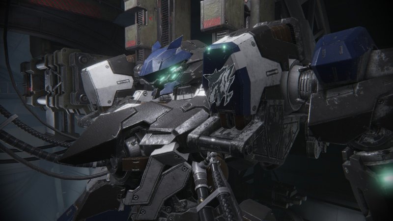 Yanase non c'ha manco provato a non fare un Gundam, e va benissimo così