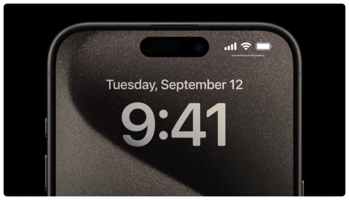 Qui si possono apprezzare le nuove cornici ridotte del display sui modelli iPhone 15 Pro e Pro Max