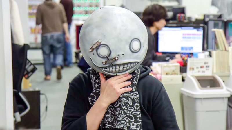 Yoko Taro con la sua solita maschera Yoko Taro con la sua solita maschera
