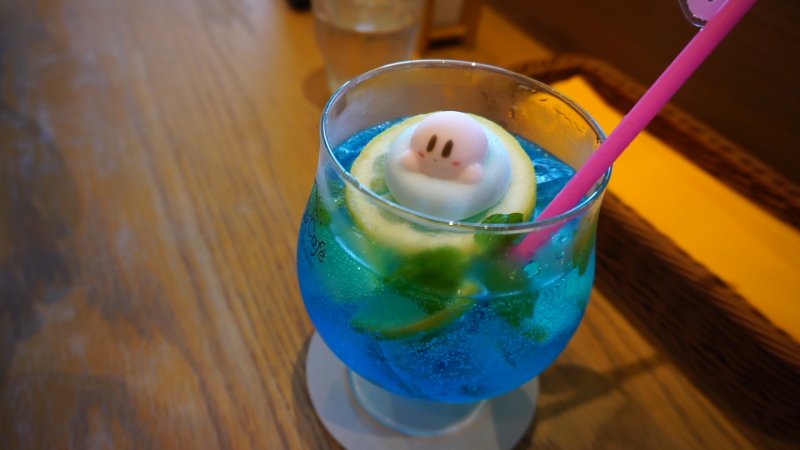 Un Kirby di marshmellow che fa il bagnetto in un drink limone e menta