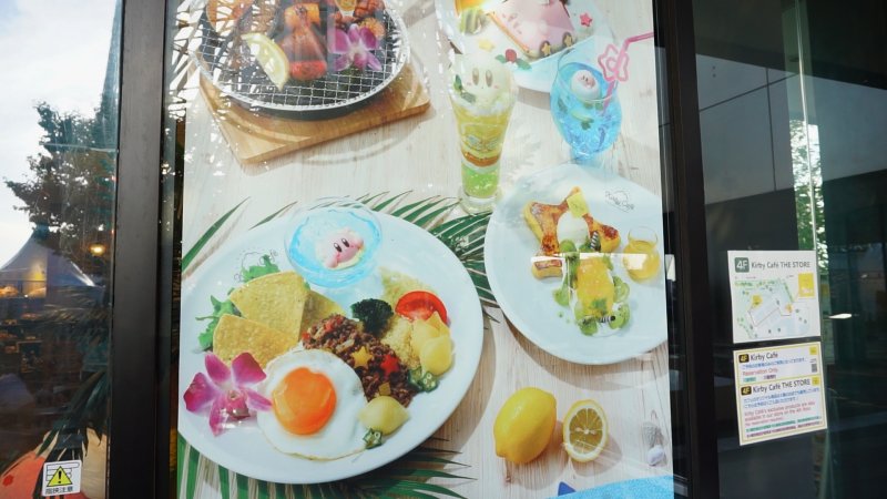 Il poster fuori dal locale con alcuni dei piatti forti del Kirby Cafè